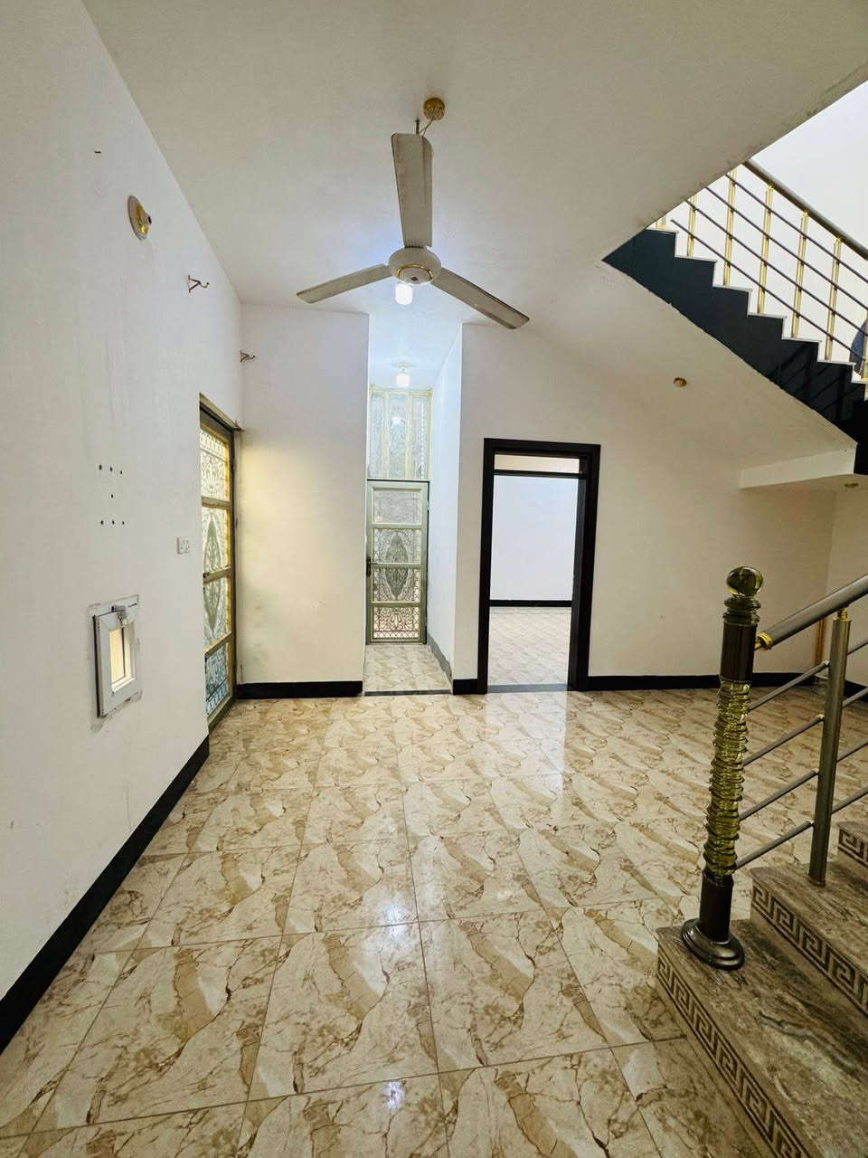 بيت طابقين للإيجار في شارع 40 قرب جامع الواثق
يتكون من :
-مطبخ
-صالة 
-ثلاثة غرف
-إستقبال 
-مخزن
-صحيات عدد 4 داخلية و خارجية
للإستفسار الأتصال على الرقم التالي 
***********
