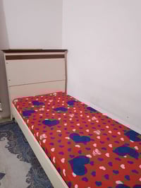 سرير للبيع خشب mdf  الطول مترين العرض 80cm نضافة 90 % السعر 60 و بي مج...