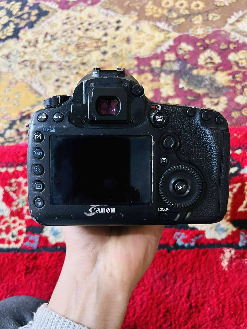 السلام عليكم كاميرا للبيع5D سعر500/ ***********
