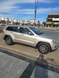 ا(Jeep) موديل 2014 سياره نظيفه بدون حادث بس بيه رصعه صغيرة بالصندوك بد...