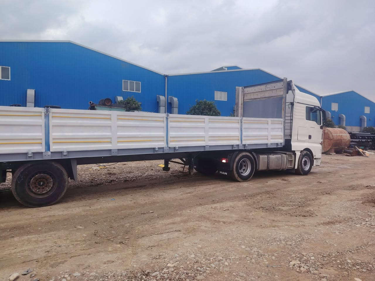 مان بريفان 2009مع فلات جوانب متحركه كير محرك بشرط هواء كاربئيات كله شغل كير اوتماتيك تبريد شغال رتايتر رقم الماني سنويه هزه جديد لغايه 31 سياره جهاز لشغل *********** مكان سياره كلار
