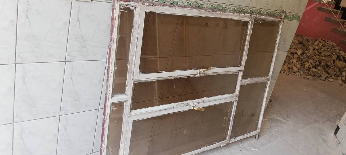 شبابيك مع ابواب حديد للبيع ***********
