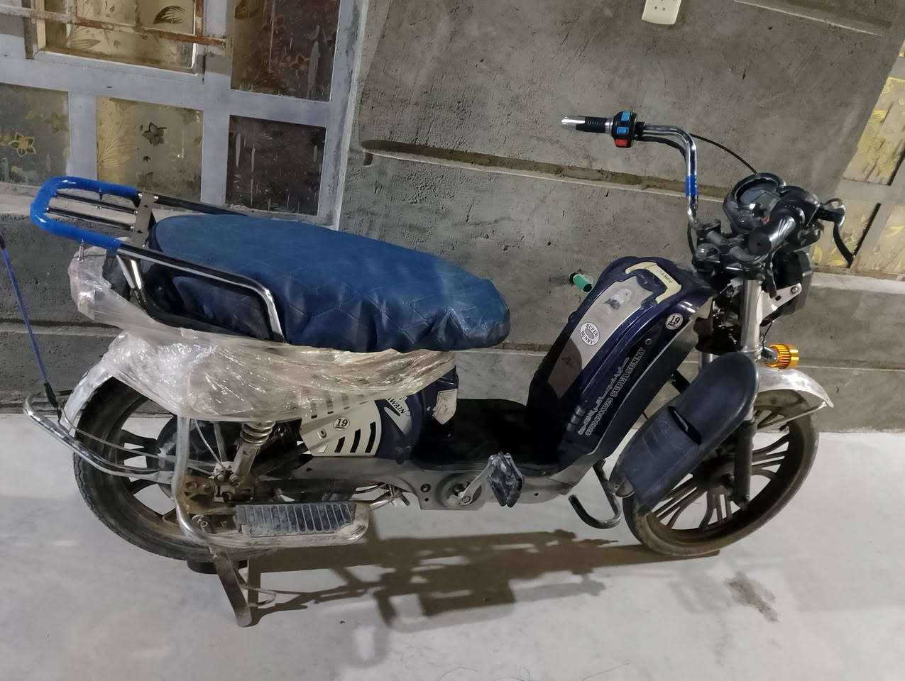 بسم الله الرحمن الرحيم  سلام عليكم ورحمة الله وبركاته من رخصة ادمن دراجه شحن نوع زينكو حلوه بطاريات خير من الله يقرن 10كلهن مراوس بجبلي او سكنس السعر 250وبي مجال لطيبين مكاني الفلوجه البعلوان نساف رقم ***********
