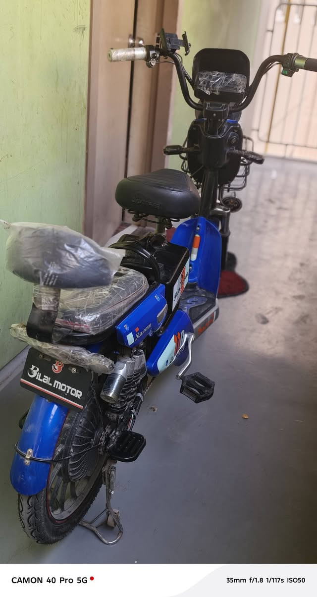 🔵 للبيع: دراجة كهربائية عملية ونظيفة
دراجة كهربائية مناسبة للمشاوير اليومية، للمدرسة، الدوام، أو توصيل خفيف. مريحة واقتصادية وما تحتاج بنزين.
المواصفات:
⚡ تعمل على بطارية كهربائية قابلة للشحن
🪑 كرسي عريض ومريح للقيادة الطويلة
🧺 سلة أمامية حديد لتحميل الأغراض
💡 مصباح أمامي + إشارات جانبية
🛞 إطارات بحالة جيدة وثابتة على الطريق
🦶 مكان مخصص للقدمين + دواسات مساعدة
🎨 اللون: أزرق مع أسود
🔧 الاستخدام: نظيفة ومستعملة استخدام خفيف
المميزات:
اقتصادية جداً (تشحن كهرباء بدل البنزين)
سهلة القيادة ومناسبة لكل الأعمار
خفيفة وتنفع داخل المناطق المزدحمة
صوتها هادئ وما بيها إزعاج
الحالة: جاهزة للاستخدام مباشرة العنوان بسماية السعر خاص الرقم ***********
