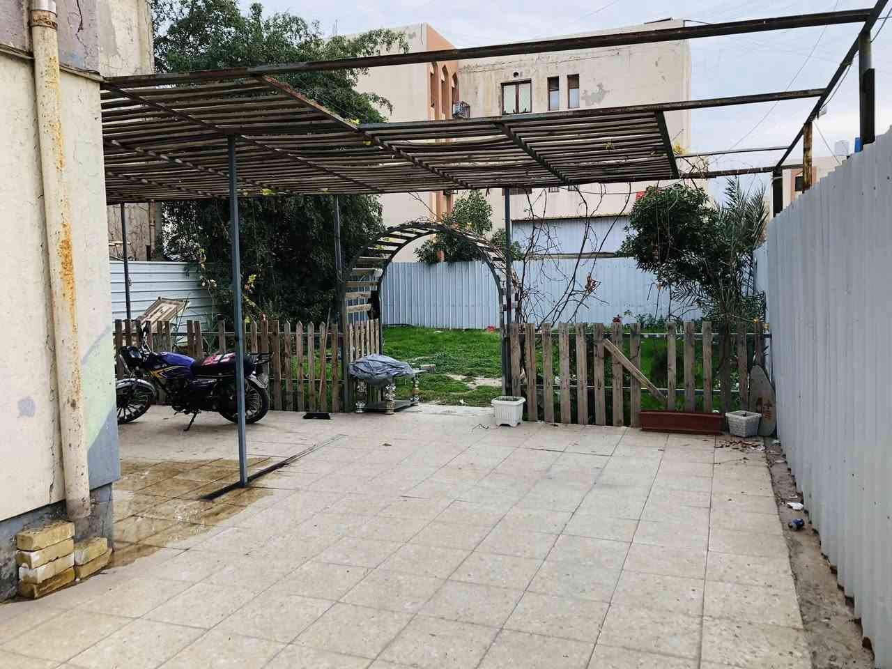 السلام عليكم اخوان شقه للبيع في مجمع القادسيه بجانب الشارع العام مقابل مدرسه عمر المختار تحتوي على ثلاث غرف و استقبال و مطبخ بارد + حار و حمام و تواليت داخلي و تواليت خارجي و تحتوي ايضاً على حديقه مساحتها ١٥٠ متر مربع الشقه نظيفه جداً و اعمار جديد و بقيه التفاصيل موجوده في المقطع 
*********** للاستفسار الاتصال ع هذا الرقم او مراسله الصفحه
