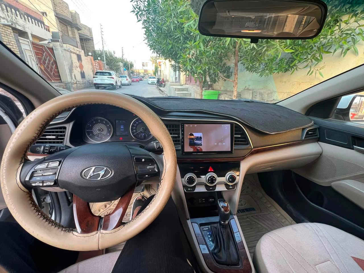 للبيع هيونداي إلنترا 2019 خليجي – فول مواصفات
* محرك 2.0
* عداد: 116 ألف كم
* رقم بغداد (مشروع وطني)
• فتحة سقف
• بصمة تشغيل ودخول
• شاشة مع كاميرا خلفية
• حساسات
• مري شفط 
• تبريد قطعتين 
السعر: 150 ورقة قابل للتفاوض بالمعقول

***********
