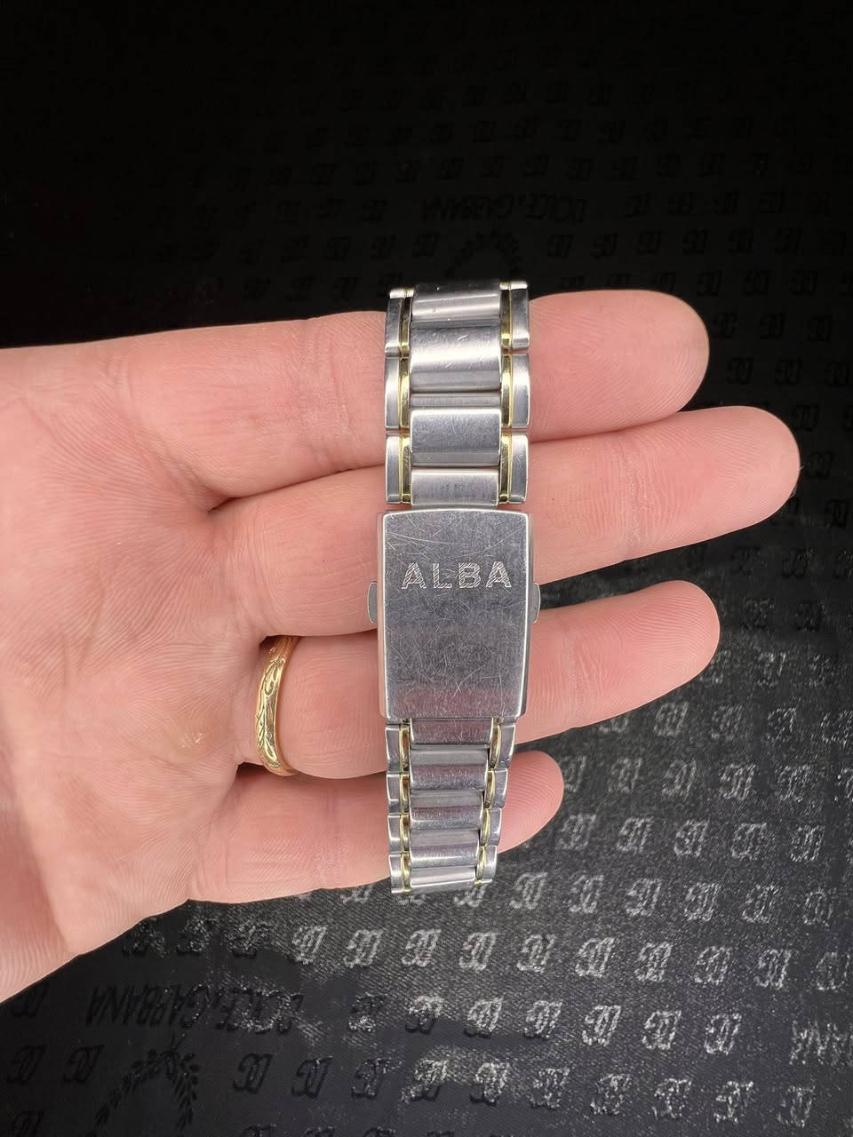 Alba من seiko 
ياباني اصلي 100% 
تجميع في الصين 
انتاج 2010 
 ماكنة كوارتز (بطارية) 
قطر 35 
نظافة تامة 
ضد الماء بعمق 100 متر
سير كامل 
زجاج زفير 
السعر 60 الف


**إذا كنت صاحب هذا الإعلان وتريد حذفه لأي سبب، رجاءا أرسل رسالة إلى الدعم الفني**