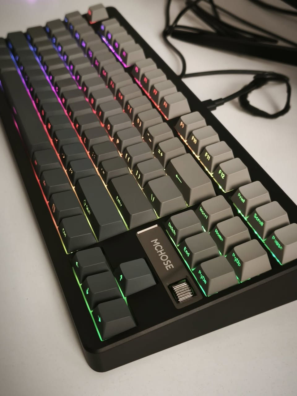 سلام عليكم | كيبورد جديد فقط مفتوح لغرض التصوير 
وبي ضمان 6 أشهر في حال حدوث اي خلل مصنعي 

 MCHOSE G87 Wireless**

تصميم 80% TKL مريح وأنيق مع Gasket Mount لإحساس طري ومريح 

اتصال ثلاثي: بلوتوث، 2.4 GHz، وUSB-C + التبديل بسلاسة بين 3 أجهزة 

عجلة تحكم صوت 3-Way Volume Knob — حركة للخفض، للرفع، زر لكتم الصوت 

إضاءة RGB قابلة للتخصيص وأنماط موسيقية من تطوير MCHOSE 

مفاتيح Hot-Swappable، PBT double-shot Cherry profile keycaps لمتانة وأناقة 

استجابة فائقة السرعة (2 ms latency) + دعم N-Key Rollover 

دعم أنظمة: Windows / macOS / Linux 

"" السعر 95 الف دينار ""
التوصيل متوفر لكافة محافظات العرق | سعر التوصيل 5 الاف 
للتواصل على الواتس اب | *********** | او على الخاص داخل الماسنجر وحياكم الله
