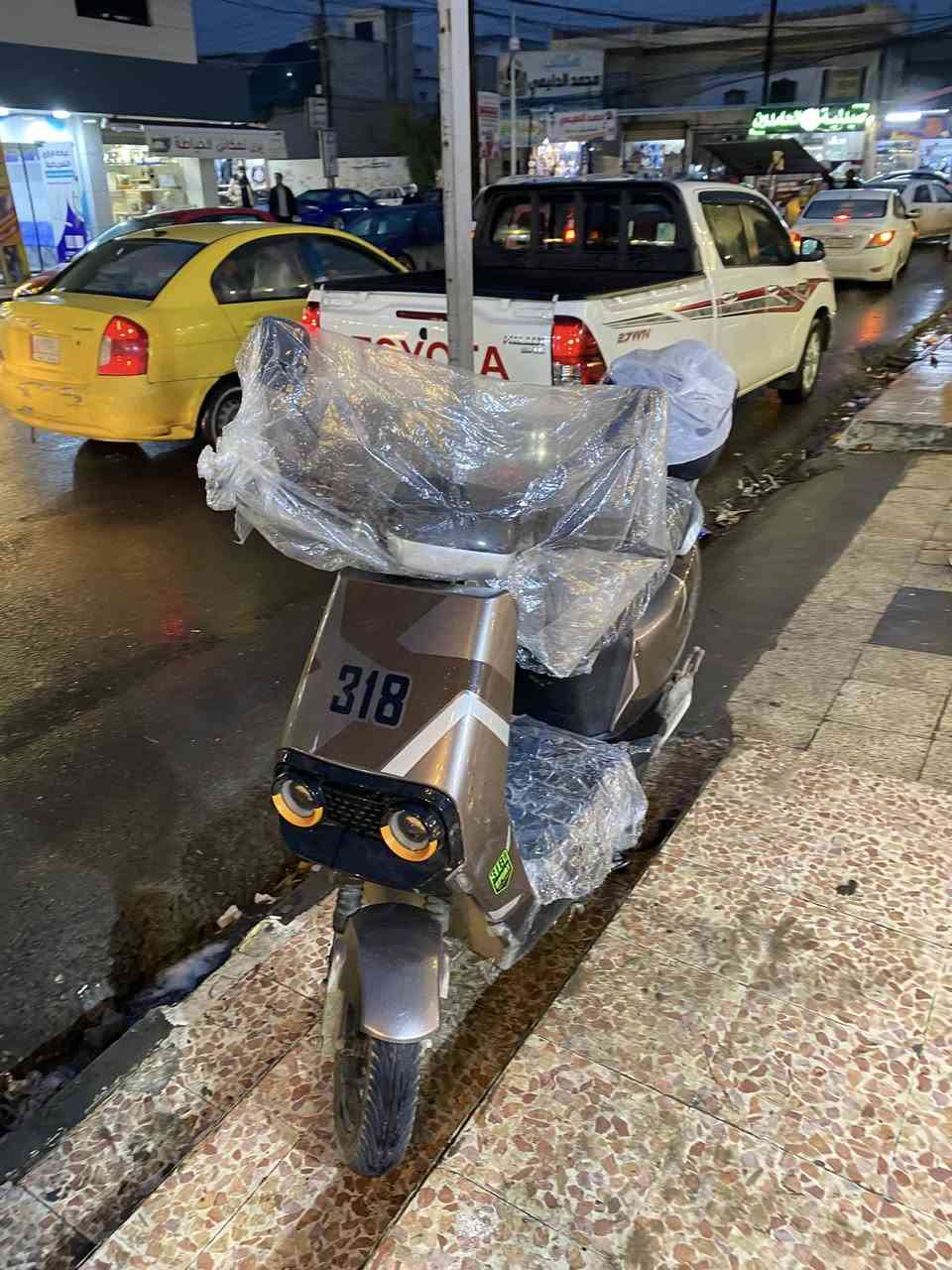 السلام عليكم 
ماطور 318. للبيع 
صارلو شهر وشويه 
مواصفات معروفه 
نضام رجوع R
السرعة 70 حقيقي بل شاشة 95 
لايت عالي ناصي 
دبل اشارة
حساس بريك 
 صندوق 
تشغيل عن بعد 
السعر 650 وبي مجال بسيط 
*********** واتساب فقط
