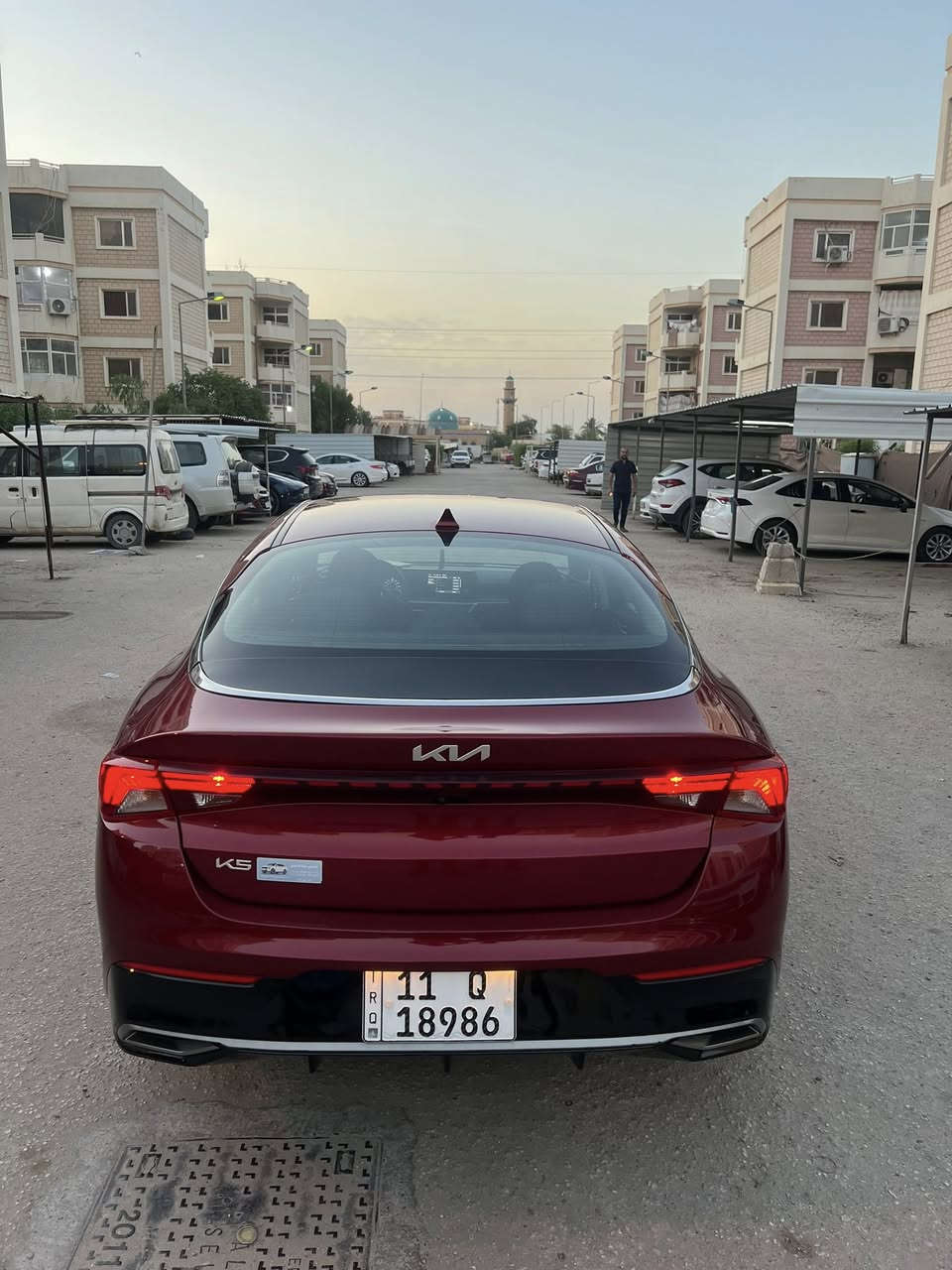 بسم الله الرحمن الرحيم 

كيا كي فايف لون كرزي 🍒 مميز 
🚘 المواصفات:

* محرك 1600 سي سي تيربو اقتصادي وقوي
* ناقل حركة أوتوماتيك
* تشغيل بصمة ودخول ذكي (Smart Key)
* شاشة معلومات وترفيه 
* كاميرا خلفية
* حساسات أمامية وخلفية
* رادارات أمامية وخلفية
* نظام القيادة شبه الذاتية (Lane Following Assist)
* مثبت سرعة ذكي (Smart Cruise Control)
* نظام المحافظة على المسار
* نظام التحذير من الاصطدام الأمامي
* بريك تلقائي أمامي وخلفي
* نظام مراقبة النقطة العمياء
* تنبيه حركة المرور الخلفية
* إنارة LED أمامية وخلفية
* ويل المرغوب
* نظام ABS وESP للثبات الإلكتروني
* وسائد هوائية متعددة
* مكيف ممتاز 
* سيارة جديده وخير من الله ترايك للبصرة .
حدادية گير مكينة كفالة .. سونار مرفق بالمنشور + رصعة بسيطة بدور الجاملغ الخلفي . 
.. رقم الشاصي 5XXG14J25PG204417
.. السيارة بأسمي البائع شخصياً 

اتصال او واتساب فقط على الرقم ***********
