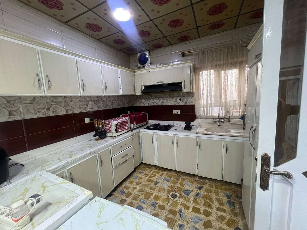 بيت للبيع حي القادسية الثانية (مُطل على سايدين النعيمي )
موقع ممتاز جداً
المساحة 105 متر طابقين
الواجهة, 7 الا ربع
سند ملك صرف طابو الزهور
ط1/ استقبال+ مطبخ + هول داخلي صغير + صحيات+ غرفة نوم
ط2/ يحتوي 3 غرف نوم + صحيات
موضح بالصور 
السعر اكتب تم بالخاص او علق 
***********
***********
