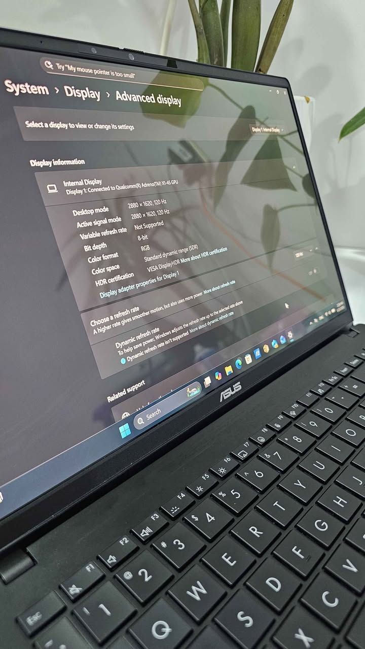 🚀 للبيع: لابتوب الذكاء الاصطناعي الثوري - ASUS Vivobook S15 S5507QA (X Plus) 🚀
(أحدث جيل من حواسب Copilot+ PC النحيفة والخفيفة فائقة الأداء).
إذا كنت تبحث عن لابتوب ذكي بمواصفات جيل المستقبل، يجمع بين السرعة الخارقة، والشاشة الأفضل في العالم، وبطارية تخدمك طوال اليوم دون الحاجة للشاحن، فهذا الجهاز مصمم لك!
✨ المواصفات التقنية الفائقة:

* المعالج: معالج Qualcomm Snapdragon® X Plus المتطور (8 نويات، بتردد يصل إلى 3.4 جيجاهرتز) المخصص للأداء السلس وتوفير الطاقة.
* معالج الذكاء الاصطناعي: مجهز بوحدة Qualcomm Hexagon NPU بقوة 45 TOPS لتشغيل كافة ميزات الذكاء الاصطناعي محلياً وبلمحة بصر.
* الشاشة الإعجازية: شاشة OLED مذهلة بحجم 15.6 بوصة بدقة 3K (2880x1620) وتردد 120Hz بألوان فائقة الدقة (100% DCI-P3) مثالية للتصميم ومتابعة المحتوى.
* الذاكرة (RAM): سعة 16 جيجابايت LPDDR5X فائقة السرعة تضمن لك سلاسة تامة في التنقل بين البرامج.
* التخزين: هارد 512 جيجابايت  NVMe PCIe 4.0 SSD فائق السرعة لقراءة ونقل البيانات.
* البطارية الأسطورية: بطارية بقدرة 70Wh تدوم حتى 18 ساعة من الاستخدام المتواصل، تخلص من قلق نفاد الشحن تماماً.
* التصميم والوزن: هيكل ألومنيوم فخم باللون الفضي (Cool Silver)، نحيف جداً (1.47 سم) وخفيف للغاية بوزن 1.42 كجم فقط.
* الاتصال الحديث: يدعم الجيل الأحدث من الشبكات Wi-Fi 7، ويحتوي على منفذي USB4 صاروخيّ السرعة، منفذي USB 3.2، منفذ HDMI 2.1، وقارئ كروت MicroSD.
* ميزات إضافية: لوحة مفاتيح مضيئة بإضاءة RGB (منطقة واحدة)، كاميرا الأشعة تحت الحمراء FHD لدخول آمن عبر الوجه (Windows Hello)، ونظام صوتي نقي وضخم من Harman Kardon.
------------------------------
📌 حالة الجهاز والملحقات:

* الحالة:( مستعمل كالجديد لفترة بسيطة بدون أي خدوش).
* الملحقات شاملة: الشاحن الأصلي السريع من نوع Type-c بدون بوكس .

💰 السعر المطلوب : 950،000 الف
📞 للتواصل : *********** بغداد, العراق
