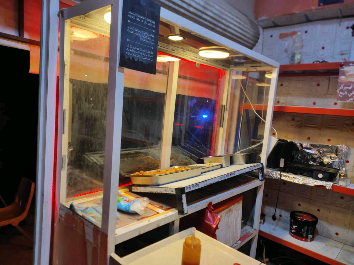 أعرض معدات مطبخ مركزية للبيع تشمل براد عرض من علامة UGUR بحالة جيدة، أدوات تحضير الأطعمة مثل مفرمة لحوم يدوية وفرن مسطح مع جريل للطبخ. جميع الأجهزة تعمل بكفاءة وجاهزة للاستخدام التجاري. فرصة رائعة لأصحاب المشاريع الصغيرة أو المطاعم الناشئة.