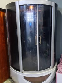 حمام زجاجي • جاكوزي • ساونا