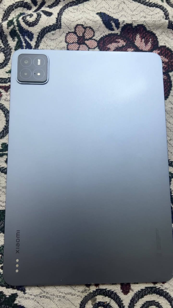 السلام عليكم ايباد للبيع السعر525 الشاشة
حجم 12.4 إنج

دقة 3K (3048×2032)

نوع LCD

معدل تحديث 144Hz

نسبة أبعاد 3:2 ممتازة للدراسة والرسم

سطوع يصل إلى 900 nits

دعم Dolby Vision و HDR10

المعالج والأداء

معالج Snapdragon 8 Gen 2 القوي جداً

معالج رسومي Adreno 740

ممتاز للألعاب الثقيلة والمونتاج والرسم

الرام والتخزين

8GB RAM + 256GB

12GB RAM + 512GB

نوع الرام LPDDR5X

تخزين سريع UFS 4.0

البطارية والشحن

بطارية 10000mAh

شحن خارق 120W

يشحن تقريباً بالكامل خلال حوالي 35 دقيقة

الكاميرات

خلفية 50MP + 2MP

أمامية 32MP

تصوير 4K 60fps

الصوت

6 سماعات Stereo

دعم Dolby Atmos

صوت قوي جداً للأفلام والألعاب

الاتصال والمنافذ

Wi-Fi 7

Bluetooth 5.3

USB-C 3.2

يدعم توصيل شاشة خارجية عبر USB-C في بعض الاستخدامات

التصميم

وزن حوالي 590g

سماكة 6.26mm

جسم معدني فخم

المميزات

شاشة كبيرة وممتازة

أداء قريب من اللابتوبات الخفيفة

شحن سريع جداً

ممتاز للدراسة والرسم والألعاب

يدعم القلم والكيبورد الرسمي


**إذا كنت صاحب هذا الإعلان وتريد حذفه لأي سبب، رجاءا أرسل رسالة إلى الدعم الفني**