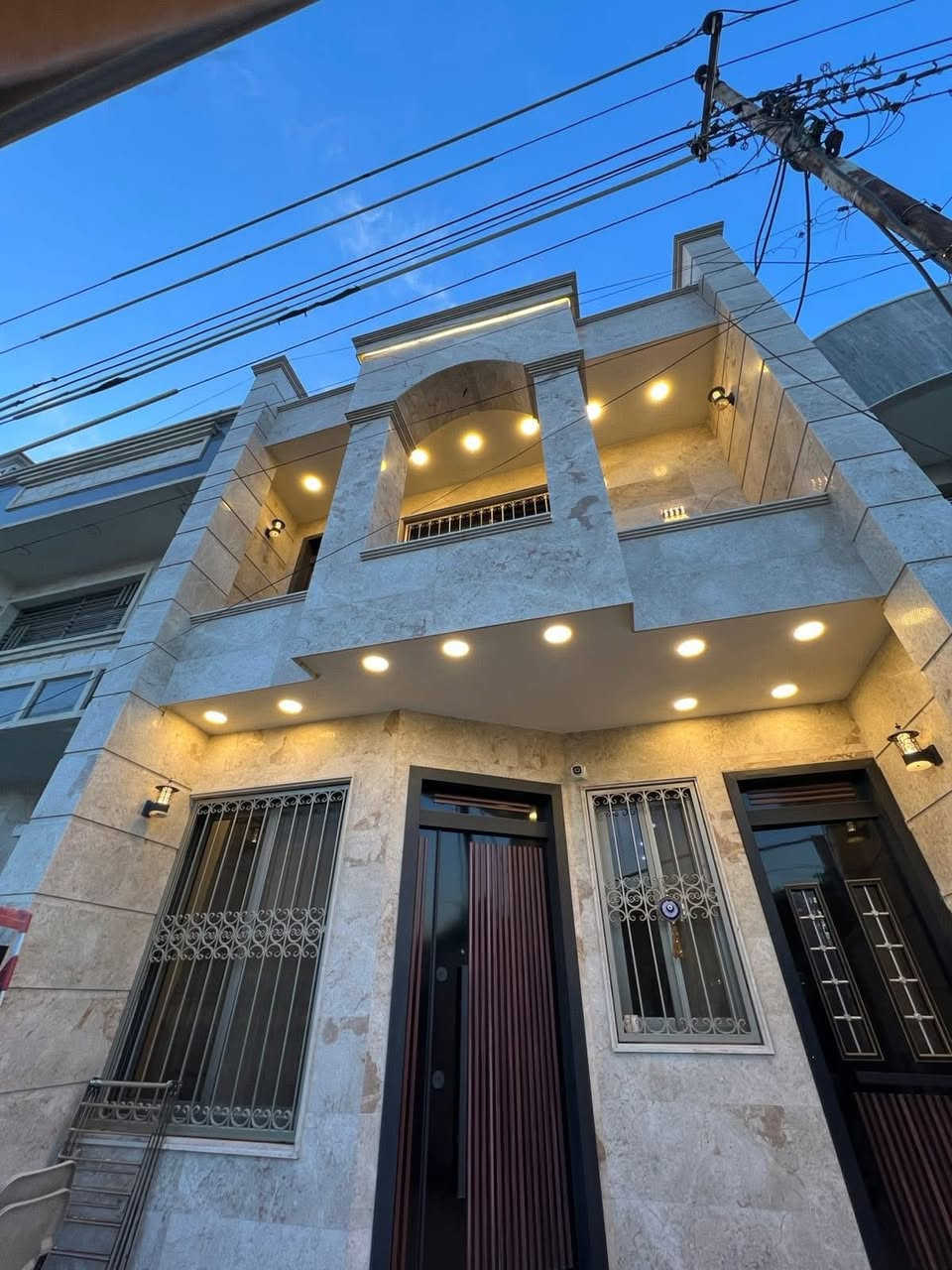 دار للبيع Vip Vip Vip السعر 450 وبي مجال
114متر علئ +تشجير  ضمن الدار 120م علئ شارع 60متر العام 

 بغداد الكرخ  بحي الجهاد المخابرات علئ شارع 60 مربع 300😍😍قرب جامع محمد رسول الله 

للبيع114واجهه  5.75 نزال 20متر 

تسليم مفتاح &جاهز للسكن 🏚️🏚️🏚️

بناء حديث 2024 🏚️🏚️🏚️

يحتوي على ثلاث غرف نوم ماستر دريسنج روم 

3غرف  نوم + 3صحيات + مطبخ حار + مطبخ بارد + شلال داخلي + حولي داخلي كبير + استقبال + مداخل عدد 2 

البيت بي تفاصيل أخرى غير مذكورة 

للأستفسار : *********** &واتساب
