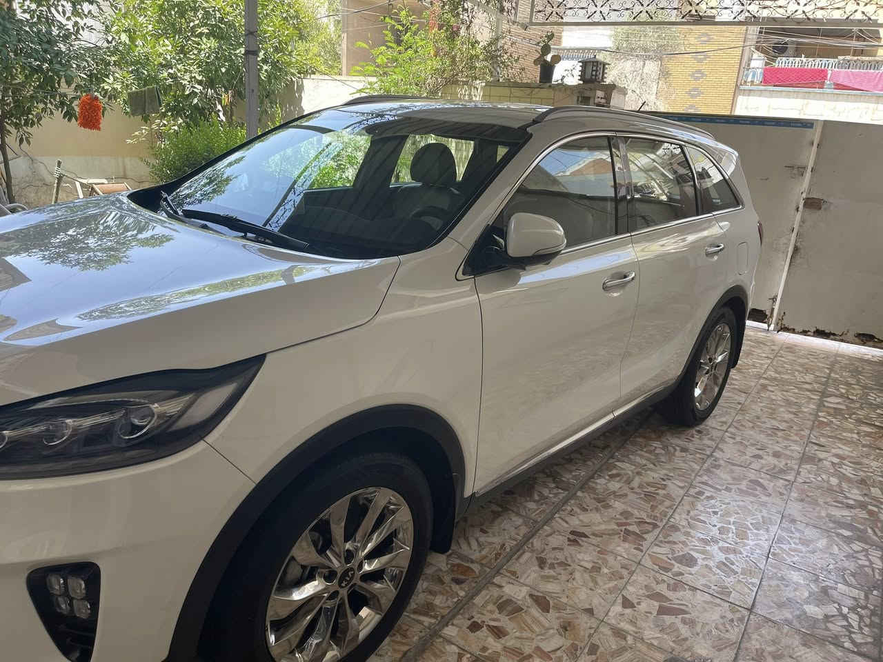 السلام عليكم سورنتو موديل ٢٠١٩ بغداد مشروع وطني الرقم الجديد وهزه جديده.  ماشيه 66. حقيقي كير مكينه بلاد مامفتوحات .بيه فقط تكحيل كارت يم قبق البانزين وشويه بارد  ومكحل كارت جوه المرايه مال السايق  واثنينهن ابد ممبينه. اما الباقي كفاله. بصمه . جنطه كهرباء. 4 كامرات 360. كراسي كهرباء. هندبريك دكمه. اوتوهولد.6سلندر .7راكب. 3 قطع تبريد. كراسي جلد. داخل لونين.شاشه سيدي و ابل كاربلي بلادي . شحن وايرلس. ترحيب.حساس امام خلفي. فول Led. وباقي الموصفات المعروفة سياره نظيفة  . السعر 258 وبي مجال . للاستفسار ***********
