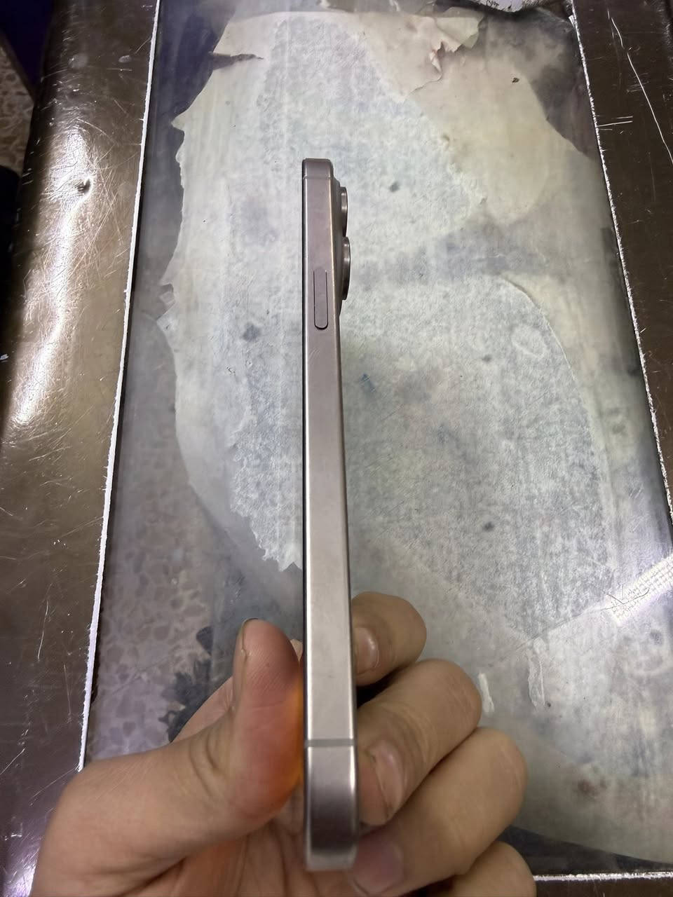 السلام عليكم ايفون 15 برو ماكس 
بطارية 🔋 86
بي فطر بالظهر مثل ما موضح بالصورة
تجي تفحص وتاخذ من البيت 
بـ 900 وبي مجال بسيط 
ملحقات كاملة
***********. واتساب
