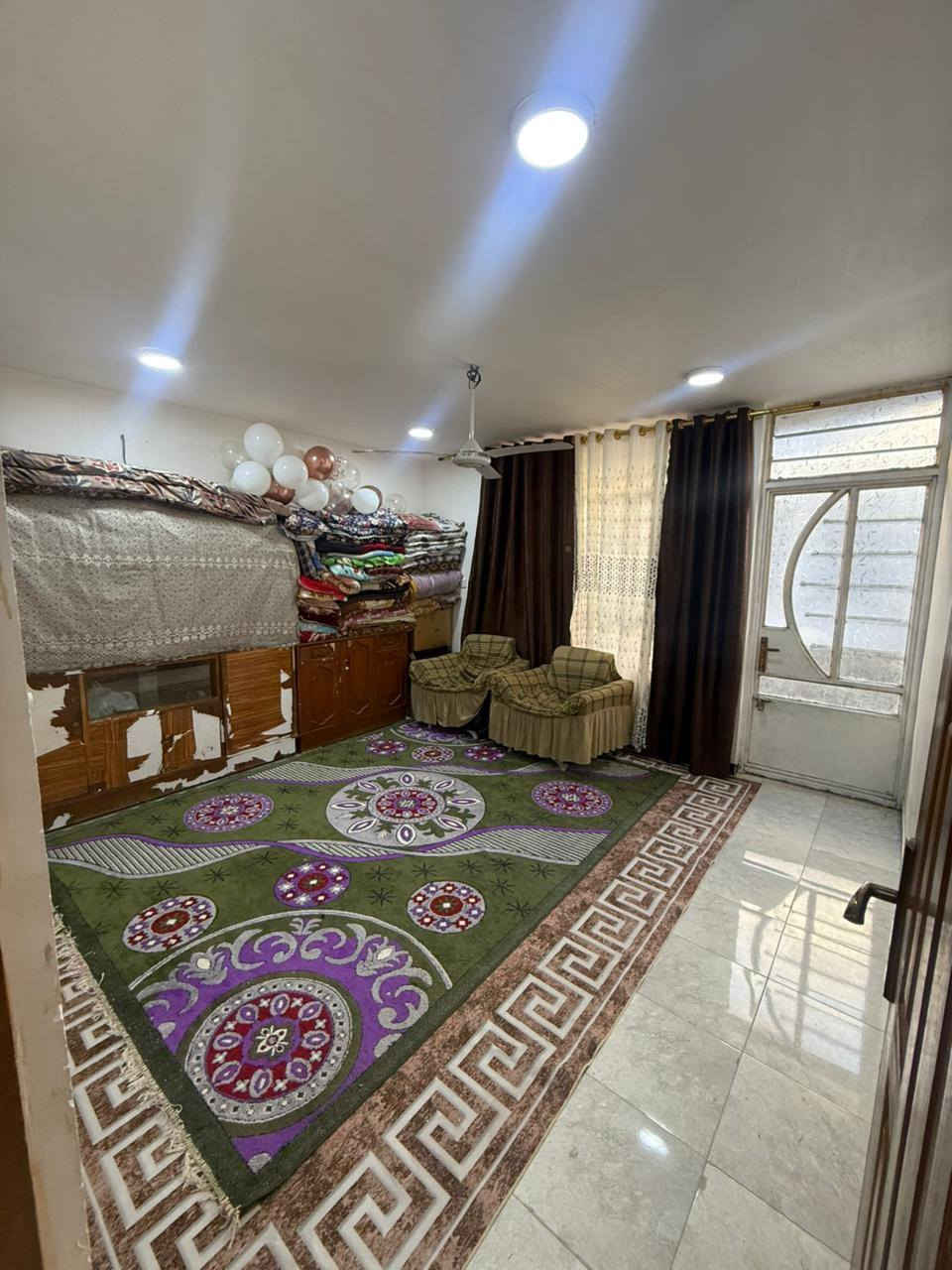 دار ٥٠متر زراعي طابقين للبيع
صالة ومطبخ وحمام بالطابق الأرضي وغرفتين نوم وبالكونة بالطابق الأول وبيتونة تصلح ان تكون غرفه نوم وسطحين 
بيت سعيد سند ٢٥
السعر ١١٨ مليون بي مجال بسيط 
للإستفسار الاتصال على الأرقام 
***********
***********
او مراجعة مكتب العبيدي للوساطة العقارية مقابل مدرسة فهمي سعيد
