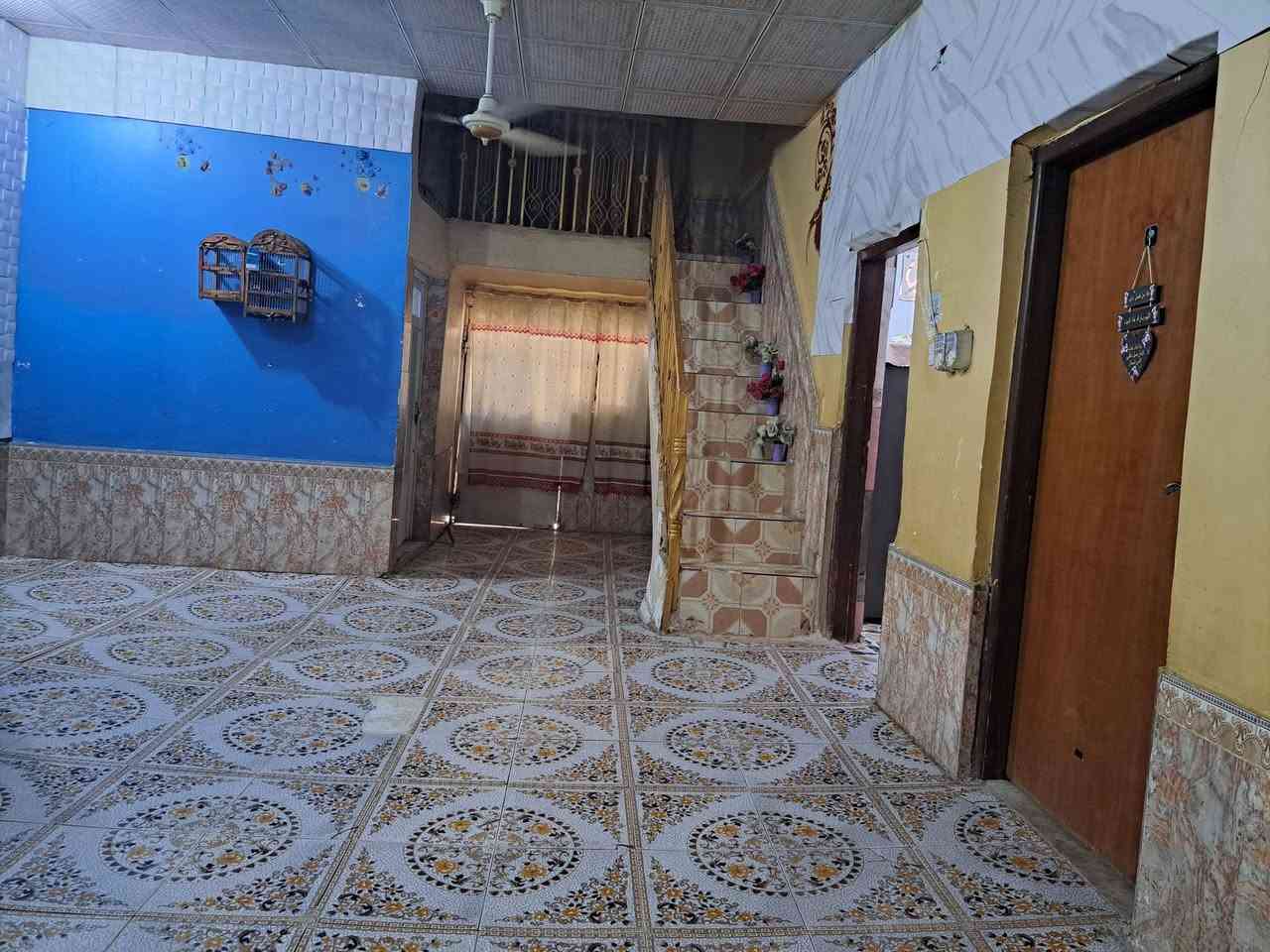 بيت للبيع بحاوي العباس يتكون من غرفتين وصاله كبيره وديوانيه ومطبخ وحمام وصحيات بره السعر ٣٠وبيه مجال والمساحة ٢٠٠متر ***********

