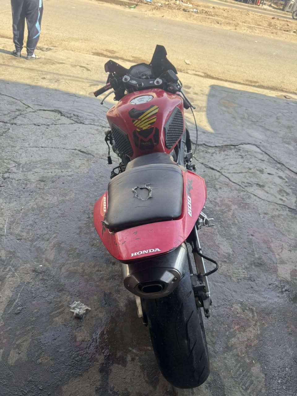 سلام عليكم RR600
دراجه مشيها يخبل دشبول بكلايت شغال 

نصبته تخبل بل شارع

نكره شوكت ما تريدها دهن جديد تايرات جدد

مكينه مفتوحه وبيها جواكيج فقط

بيها منفيس كفرات صفاح موجوده 

السعر13 وبيها مجال

مكان:الحسينيه

رقم: ***********
