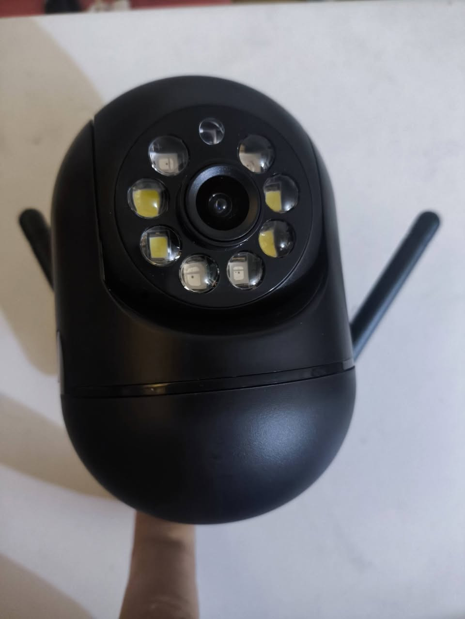 كاميرا مراقبة منزلية لاسلكية (واي فاي)، وتتميز بالمواصفات التالية:
اتصال لاسلكي (Wi-Fi): تتيح مراقبة المنزل عن بُعد عبر تطبيق الهاتف الذكي. 
رؤية ليلية: توفر تصويرًا واضحًا حتى في ظروف الإضاءة المنخفضة. 
صوت ثنائي الاتجاه: تدعم خاصية التحدث والاستماع من خلال الكاميرا. 
كشف الحركة: ترسل تنبيهات فورية إلى هاتفك عند رصد أي حركة.
السعر ٢٥


**إذا كنت صاحب هذا الإعلان وتريد حذفه لأي سبب، رجاءا أرسل رسالة إلى الدعم الفني**