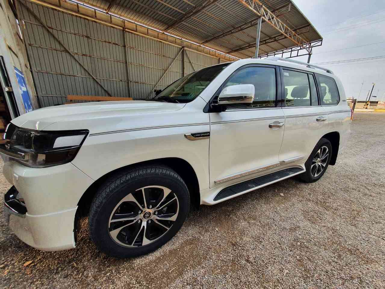 السلام عليكم احبتي 
لاندكروز 2021  GXR
حجم المحرك 4000 cc
28 الف كم العداد السياره بأطارات الشركه البلاديه 
شاشات خلفيه مع الشاشه الاماميه 
الكامرات محيطيه عدد ٤ 
الجنطة فتح واغلاق كهربائي مع نظام الشفط 
كشنات جلد ابيض 
ثلاجه وسطيه 
اضافه إلى انظمه الطرق الوعره وغيرها . 
السياره جديده  كلش 
بيه تعديل بارد فقط وبدون أي صبغ 
تكدر تفحص وتتأكد 
الصيانه وقت بوقته بشركه تويتا العراق لان هيه اصلا استيراد شركه ساز .
السعر المطلوب ٥٧٥ ورقه مع مجال بسيط 
استفسار اكثر اتصال على ***********
