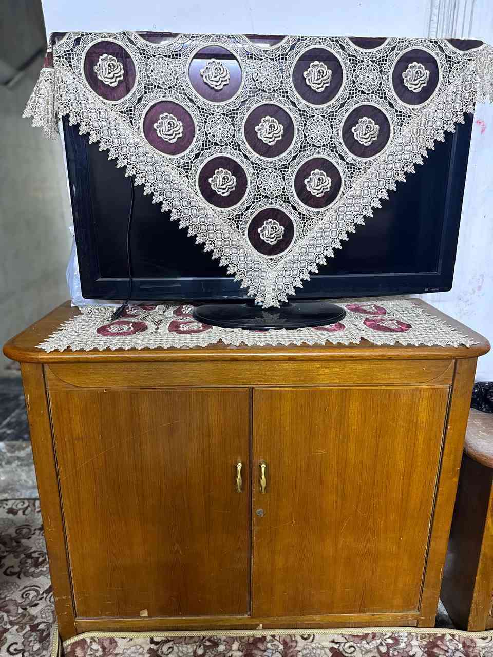 سلام عليكم
غرفة نوم للبيع 
خشب صاج اصلي الغرفه نضيفة مابيهه اي ضرر 
الغرفه بدون جربايه 
تحتوي على كنتور 6 بيبان كبير+ميز مرايه+كومديات2+ميز تلفزيون
للاستفسار الاتصال على الرقم
***********
