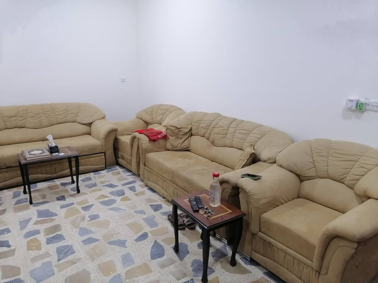 السلام عليكم ورحمة الله وبركاته إلى أهالي سكنة حي المصافي نعلن لكم عن بيع اثاث الدار الواقعة في قاطع ٢٦ دار رقم ٥١ الاثاث يتكون من غرفة نوم تركي ٦ أبواب سعرها ٣٥٠ الف مع تخومة عدد ٣ تخم ماروني سعره ٢٠٠الف ويتكون من قنفات أثنىن كبار واثنين نفر واحد وطخم بيجي تكمة ثقيل يحتوي على مجرات وينقلب ليصبح سرير نفرين ويتكون من قنفات اثنين نفرين واثنين نفر واحد وقنفة ثلاث نفرات وديوان ابيض حليبي  سعره ٢٠٠الف وغسالة فول اتوماتيك الجي ٨ كيلو سعرها ٢٠٠الف وطباخ ٥عيون ابو الفرن وسعره ١٥٠ الف وغسالة زوالي  سعرها ١٥٠ الف+مبردات اثنين واحدة 2.5 سعرها ١٠٠ الف واحدة 1.5 الكبيرة شغالة والصغيرة ماطورها عاطل ابيعها كشرب٥٠الف وتخم أخضر ب١٠٠ الف وزوالي تكفى بيت كامل وخاصة الغرف الكبيرةسعرها ١٠٠ الف الزوالي  الكبير ٧٥ الف الوسط و٥٠ الف الصغيرة للاستفسار عن الأسعار الاتصال على الأرقام *********** ***********

