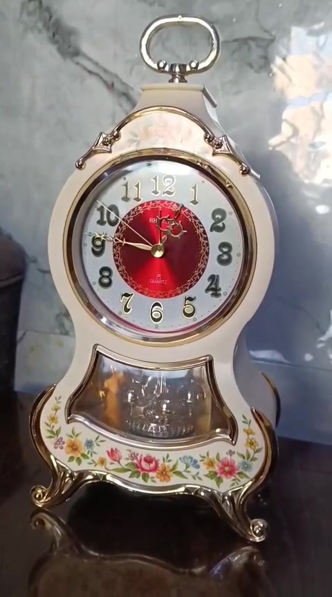 ساعة مكتبية كلاسيكية أنتيك (Mantle Clock) من إنتاج ماركة ريذم (Rhythm) أو سيتيزن (Citizen) اليابانية. تم تصميمها على الطراز الأوروبي الفاخر المستوحى من ساعات نيوستيل (Neuchâtel) السويسرية الشهيرة. [1, 2, 3

‫ ساعة مكتبية كلاسيكية أنتيك (Mantle Clock) من إنتاج ماركة ريذم (Rhythm) أو سيتيزن (Citizen) اليابانية. تم تصميمها على الطراز الأوروبي الفاخر المستوحى من ساعات نيوستيل (Neuchâtel) السويسرية الشهيرة. 
المواصفات والتصميم
الهيكل: يأتي بلون كريمي (أوف وايت) أنيق مصنوع من الراتنج أو البلاستيك المقوى عالي الجودة.
الزخارف: مزينة بنقوش زهور ملونة وجميلة (Floral Design) مع إطارات وقوائم ذهبية كلاسيكية تمنحها مظهرًا ملكيًا.
الميناء: قلب الميناء يأتي بلون أحمر غني (عنابي) مع أرقام سوداء واضحة وعقارب ذهبية.
البندول: تحتوي في جزئها السفلي خلف الزجاج على بندول ذهبي دوّار يضفي حركة ميكانيكية ساحرة.
المزايا: تعمل بنظام الكوارتز الدقيق (Quartz)، وتشتهر باحتوائها على منبه موسيقي يعزف ألحانًا ونغمات متعددة. 

I


**إذا كنت صاحب هذا الإعلان وتريد حذفه لأي سبب، رجاءا أرسل رسالة إلى الدعم الفني**