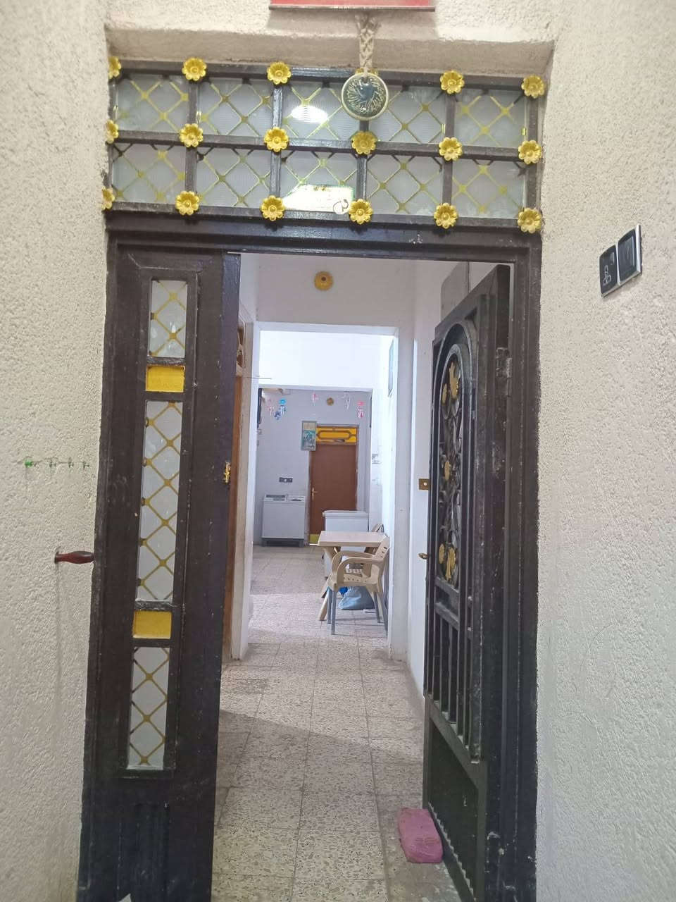 السلام عليكم بيت للبيع المساحه 100 البيت قاطين يتكون من ثلاثه غرف وديوانيه وحمامات 2 واحد فوك واحد جوه وتواليت خارجي القاط الفوك مسلح القاط الجوه عگاده العنوان الشيشان الاولئ قرب السايدين مال موضفين  الرقم ***********
