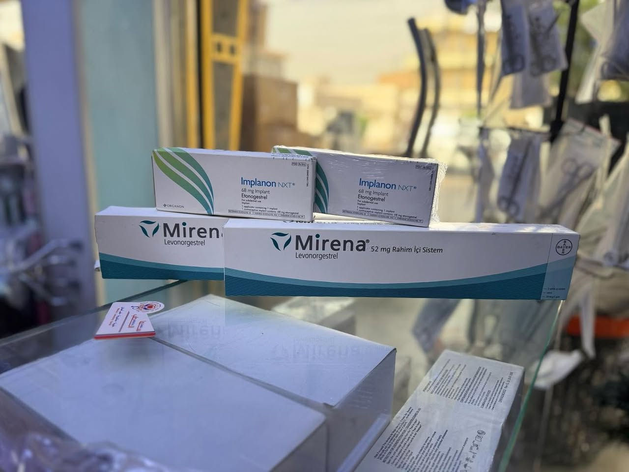 يلعن مكتب  سما الطب عن توفر لوالب النحاسية والهرمونية

لولب مارينا (Mirena):
هو لولب هرموني يُوضع داخل الرحم.
 • يحتوي على هرمون ليفونورجيستريل
 • فعّال لمدة تصل إلى 5 سنوات
 
لولب إمبلانون (Implanon NXT):
هو غرسة صغيرة تُوضع تحت الجلد في الذراع.
 • تحتوي على هرمون إيتونوجيستريل
 • فعّالة لمدة تصل إلى 3 سنوات
 • تُركّب بإجراء بسيط وسريع من قبل الطبيب

اللولب النحاسي هو جهاز صغير على شكل حرف “T” يُوضع داخل الرحم، مصنوع من البلاستيك والنحاس.

مميزاته:
 • خالي من الهرمونات: مناسب للنساء اللواتي يفضلن وسائل طبيعية
 • فعّال لمدة طويلة: يصل إلى 10 سنوات
 • يبدأ مفعوله فور التركيب

للطلب زورونا في (مكتب سما الطب)باب المعظم مقابل دائرة صحة الرصافة او الاتصال عبر الارقام 
***********/***********
