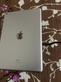 ايباد 9  نظيف اكارتونه وشاحنته اصليه   السعر 200بيه مجال مستعجل على بي...