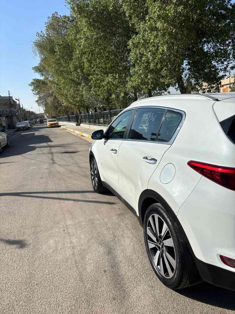 السلام عليكم سبورتاج ٢٠١٨ خليجي
ممشى ١١٥ الف كيلو 
محرك ٢٠٠٠ دوش كير ومكينة مكفول 
مواصفات:
كاميرا دوارة 
قطعتين تبريد
مرايه كهرباء 
سترين جلد
تحكمات ستيرن جهتين
مثبت سرعة 
شاشة اعطال
حساسات امامي وخلفي
السيارة بدون حادث فقط بيها رصعه في الباب الخلفي 
ورصعه في الجامغ الامامي 
وشويه تكحيلات والقطعه واحدة صبغ الي هيه الدعاميه الاماميه 
سعر السيارة ١٨٢ وبيها مجال 
مكاني بغداد الدورة 
تلفون ***********
