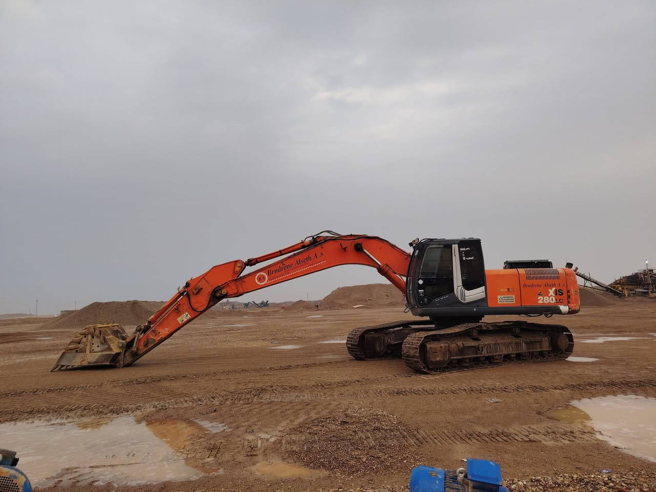 للبيع حفاره 2006 زت ثري رقم أربيل المكان صلاح الدين النباعي معامل الحصو  السعر 300$ وبيه مجال قليل ***********
