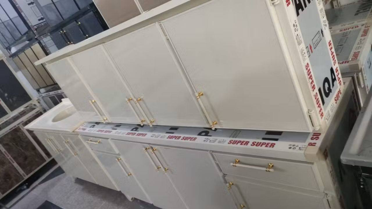 كاونتر جديد مترين ارضي مترين معلق وسنك متر و ٣٠ السنك مرمر 
العنوان  الاسكان  الصناعي نهايه النزله الثالثه واكو توصيل 
***********
