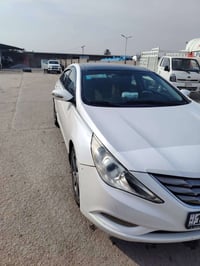 عندي سوناتا 11للبيع  كلشي موظح بالفيديو السياره بااسمي  مكينه وكير خير...