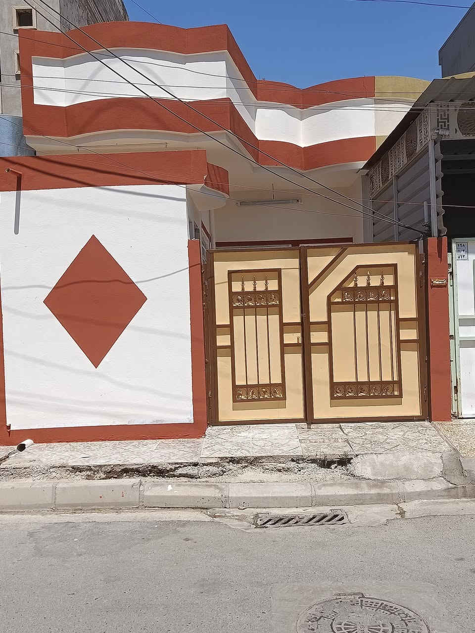 ​🏠 بيت للبيع في يارمجة الشرقية الأولى 🏠
يوجد بيت للبيع (طابق واحد) فارغ وجاهز للتسليم الفوري (تكدر تسكن بيه مباشرة)، سند رسمي.

​📍 الموقع:

​يارمجة الشرقية الأولى، قرب موقف الباصات بـ 100 متر (البيت مميز صاير على شارع T ومقابيله الشارع مفتوح).

​📐 المساحة:

​الواجهة 5 متر والعمق 20 متر.

​🛋️ التفاصيل والخدمات:

​يتكون من: استقبال، مطبخ، هول، غرفة نوم، صحيات، وبيتونة.

​الأرضية بورسلين، السقف ثانوي، والسيراميك 120 سم.

​حائط الاستقبال مغلف بالبرميطي بالكامل.

​📞 للاستفسار والتواصل على الواتساب: [ ***********]
