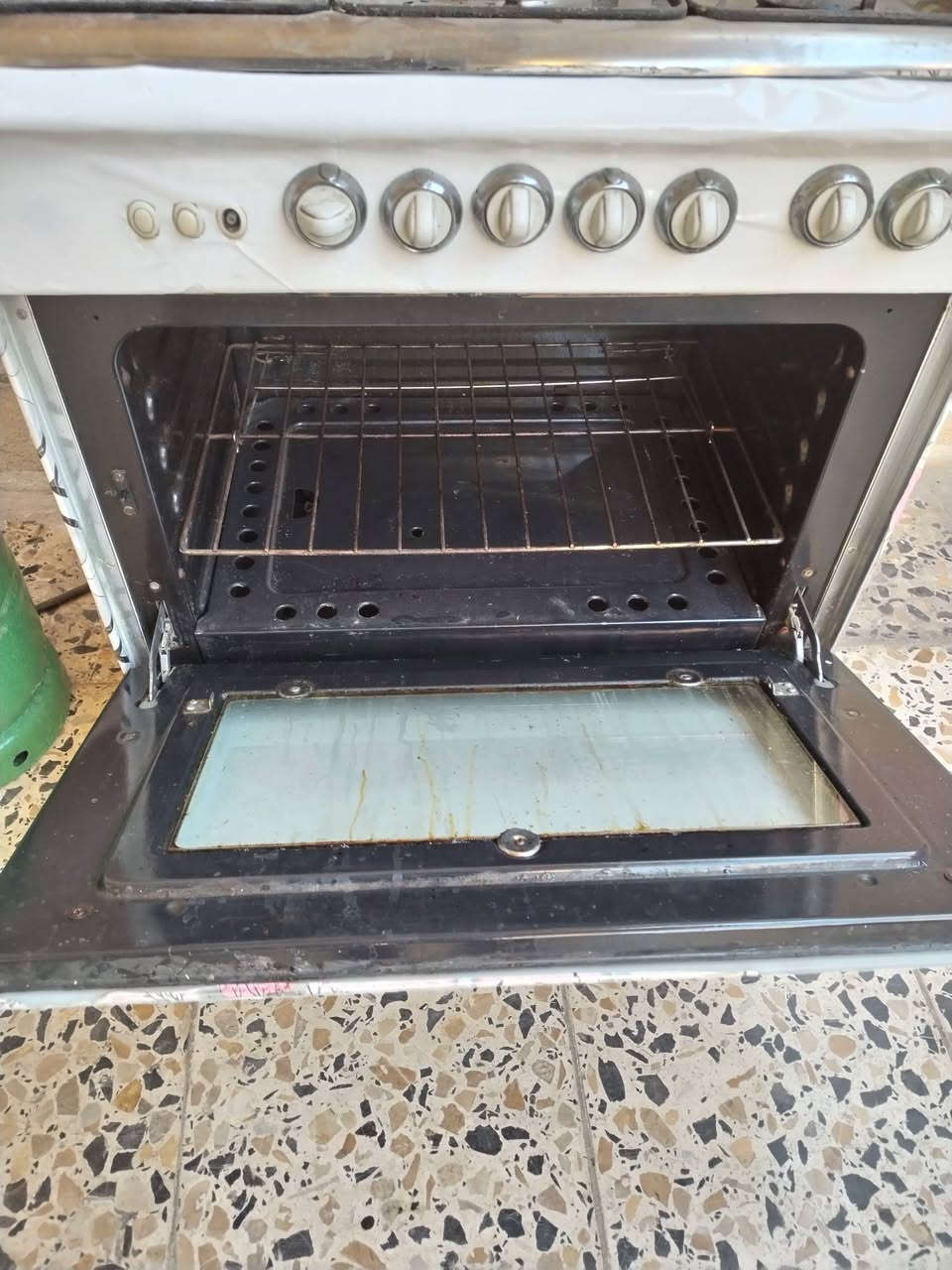 طباخ خمس عيون وفرن شغال وعالفحص سعره ٩٠ الشراي يتصل على صاحبه *********** مكانه فلوجة
