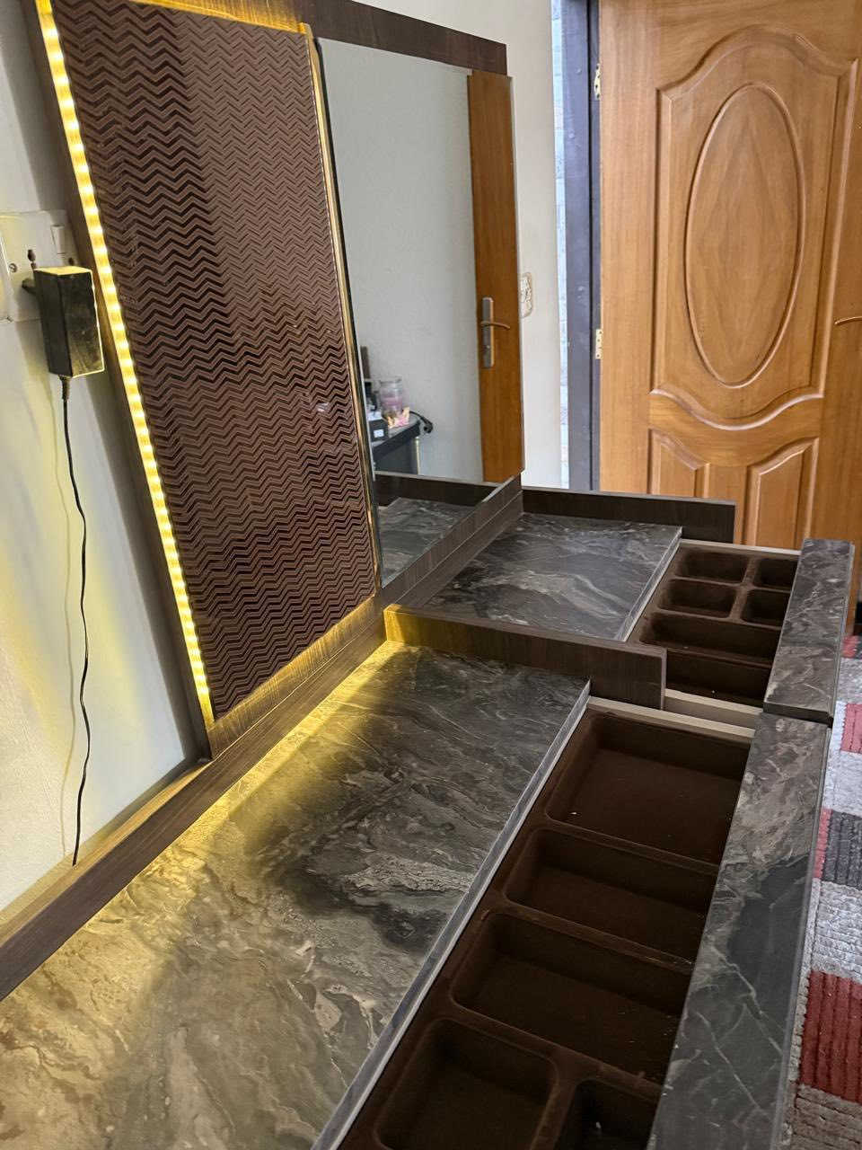 الغرفة مامستخدمة مشدودة بس مامستخدمة بيها انارة بالكنتور  والسرير  والامراية والسرير مخزن والغرفة ضخمة وقوية وتكمه مو واضحة بالصور ومابيها اي ضرر نظيفة جدا وتكدورن تشوفوها مكانها بغداد المنصور وسعرها مليون و١٠٠ وسعر شرائها اغلى بهواايه غرفة راقية
 ***********
