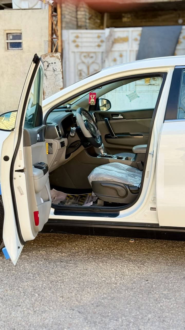 للبيع كيا سبورتج موديل 2017 لون ابيض حادث السياره بنيد بدون دواخل ولباقي لا صبغ  ولا شخوط ولا تكحيل ولا تبديل بشرط السونار شواصي ولغود مكفولات كير ومحرك 2400 رقم شمالي الدولي الجديد ب اسمي تريد تحويل وكاله ثاني يوم هزه وفحص جديده سنويه جديده  يعني سياره ما عوزها مصرف ربع دينار جاهزه تخم تايرات جديد صدر جديد سياره مال بيت ع ايدي وما بيها نقص جاهزه داخل لونين بيجي ورصاصي شاشه كبيره وكامره فول تحكم ستيرن كشنات تتفئه فورويل سبايدرات بلاديه جهتين كروز مثبت السرعه مانع الانزلاق قطعتين تبريد مركزي منفصل نضام صعود ونزول منحدرات مود درايف ثلاثه انضمه قياده سبورت وسمارت وايكو اقتصاد البانزين وبعد بيها مواصفات اكثر / مكان السيارة بغداد-الرصافه  للاستفسار الاتصال على الرقم *********** وبيه واتساب#السعر_148 وبيها مجال  بسيط
