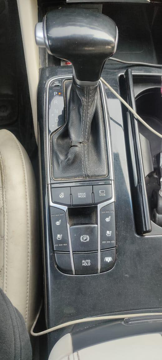 السلام عليكم
Kia cadenza SXL
2018
3300 
السيارة فول مواصفات اعلى فئة 
79 الف ميل ماشية 
بدون ايرباك  
بچم كبس 
مواصفات :

* بانوراما 
*ساوند سيستم هارمن كاردن
*شفتات بالستيرن
*كامرات 360
*تدفئة سترين
*تدفئة تبريد كشنات امامية
* تدفئة كشنات خلفية
* بردات خلفي وجانبي 
*تبريد قطعتين
*ذاكره خزن ميموري 
*شاحن لاسلكي 
*بصمه تشغيل وابوب وصندق 
*قفل صندوق
*مري قلاب وي الرجوع
*رادار امامي وجانبي 
* حساسات خلفيه ( واحد من الحساسات) بي مشكله
* كيجات بالجامه Head up display 
*تثبيت مسار
*مرايات شفط
*مرايا وسطيه ذكية 
* بردات خلفي وجانبي
وبعد كومة مواصفات ما اذكرهن 
صور الحادث موجوده بالمنشور سيارة سنوية وهزة  ورقم جديد وبأسمي 
السعر 156 وبيها مجال بسيط 
***********
