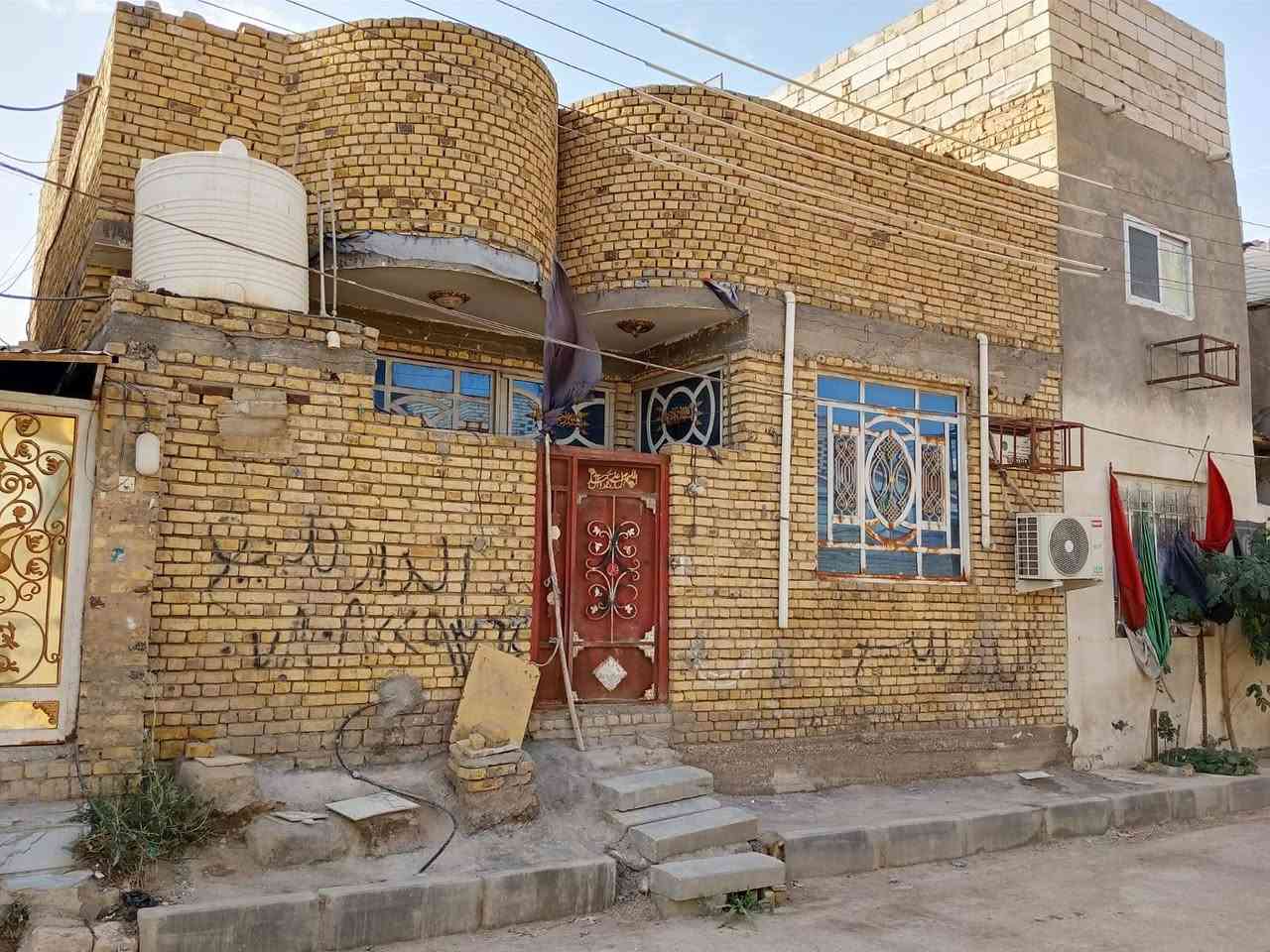 اسلام عليكم 
بيت 100م امامي للبيع
السكان الصناعي ثاني بيت عن الركن النزله الثالثه قرب مدرست الحمزه 
يتكون من غرفه عدد 2 وحده فوك وحده جوه 
استقبال +مطبخ+صاله+صحيات خارجيه +صحيات داخليه + منطقه مخدومه  وبسعر 105 وبي مجال رقم ***********
