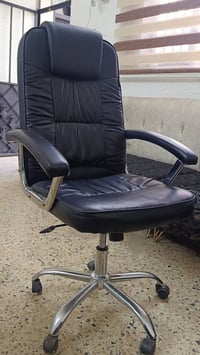 كرسي دوار • دولاب حديد • نظيف