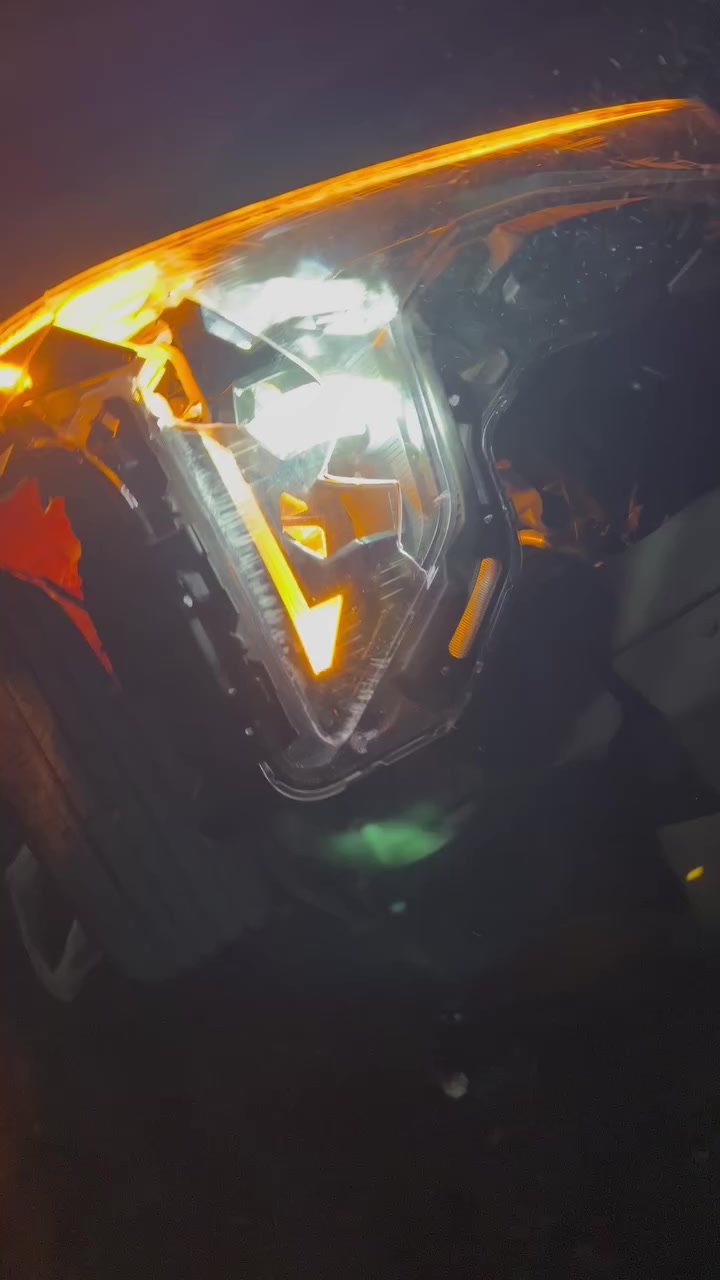 لايتات K4 اصلي امريكي تفصيخ فتحتهن من سيارتي للبيع 1-الايسر جهة السايق جديد بدون اي ضرر

2-الايمن مكسورة الجامة والظهر واللد مضروب 
سعرهن ثنينهن ب 500 دولار 
***********
