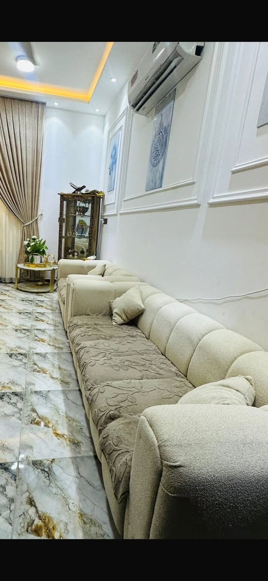 تخم قنفات مودرن ضخم (10 مقاعد) للبيع بحالة ممتازة جداً! 🛋️
للبيع تخم قنفات بتصميم تركي حديث ولون بيج ملكي مميز، نظيف وجاهز للاستخدام الفوري ومناسب جداً للصالات الواسعة أو الدواوين.

* السعة: تخم كبير يتسع لـ 10 مقاعد.
* الملحقات: يحتوي على 6 وسائد (مخاد) أصلية تابعة للتخم.
* الحالة: نظيف جداً وبحالة ممتازة (الإسفنج والخشب قوي وبدون أي خسوفات).
* التصميم: ديزاين عمودي أنيق مع قواعد خشبية متينة، والمقاعد محمية بمفارش حماية.

📍 الموقع: بابل - بالقرب من جسر بتة - شارع الكورنيش.
💰 السعر: 700 ألف دينار عراقي (قابل للتفاوض البسيط
📞 للتواصل والاستفسار: يرجى الاتصال على الرقم: *********** أو المراسلة على الخاص.
