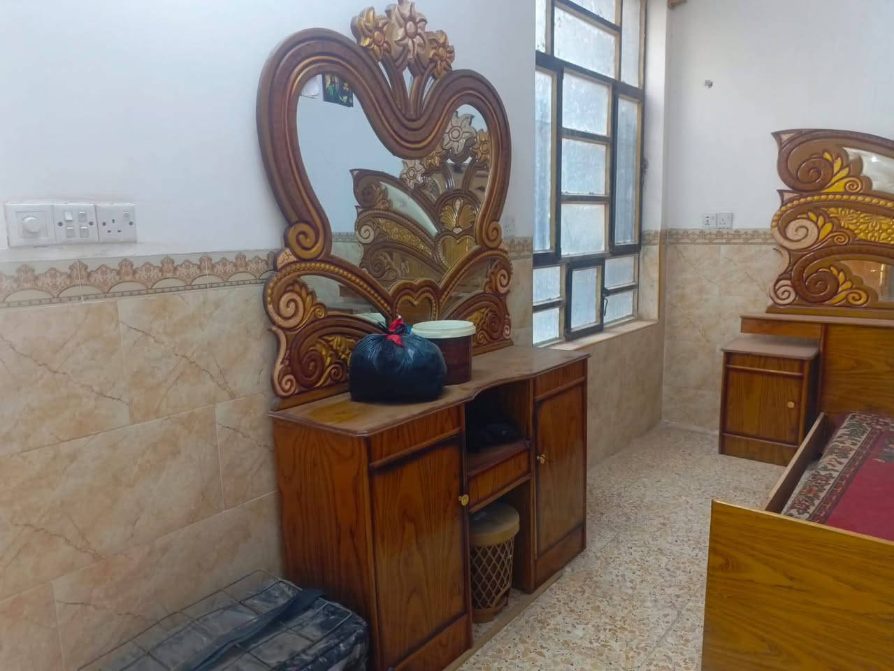سلام عليكم غرفه البيع جديده ما مستخدمينه سعره ٧٥٠ وبيه مجال مكان الحسينيه ***********
