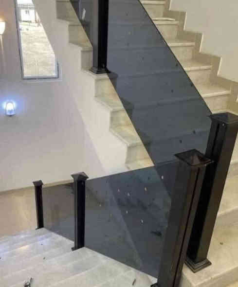 محجر زجـــــاج فـــلات سلم مع قبضة جانبية 
ألـــمــواصفات للعمل 
⚫️ ثكنس او كيج الـــزجــــاج  10 ملم 
⚫️ زجــاج ضــد الصدمات 
⚫️ زجــــاج مقسى سكيوريت 
⚫️ خالي من الشوائب والندبات 
⚫️كافة الاعمال تكون (( بــضــمــان 10 ســنــوات ))
⚫️كافة الاعمال تكون بأشراف مهندسينا                         الاستفسار عل رقم ***********
