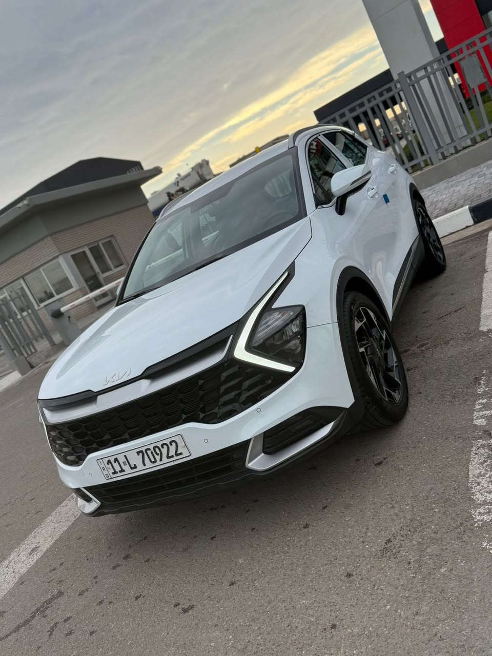 السلام عليكم / سبورتج موديل /2024 
محرك /2000 ضمان شركة الدوليه 
مكفوله من البارد / والصبغ 
السياره ع وضع الشركه / رقم بغداد 
مواصفات / كراسي كهرباء / بصمه 
تشغيل عن بعد / شاحن واير ليس / 
تدفئه كشنات + الستيرن 3 اضمت قياده 
كراسي كهرباء / سايد بريك بصمه / 
مري شفط / حساس خلي امامي 
تبريد قطعتين / لد امامي خلفي 
ماشيه 40 / المكان السيديه 
رقم التلفون / ***********
