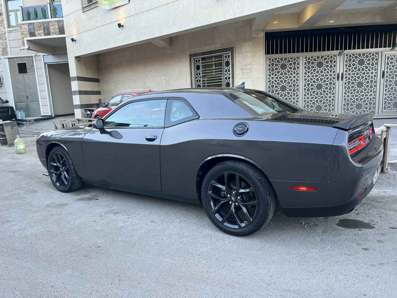 السلام عليكم دوج جالنجر موديل ٢٢ رقم اربيل بأسمي  بدون شاصي ايرباك برده فقط ماشيه السياره ٣٦ سعرها ١٩٠ تخم تايرات حداديه منظومة زينون سياره كامله ما نقصها ايشي 
***********
